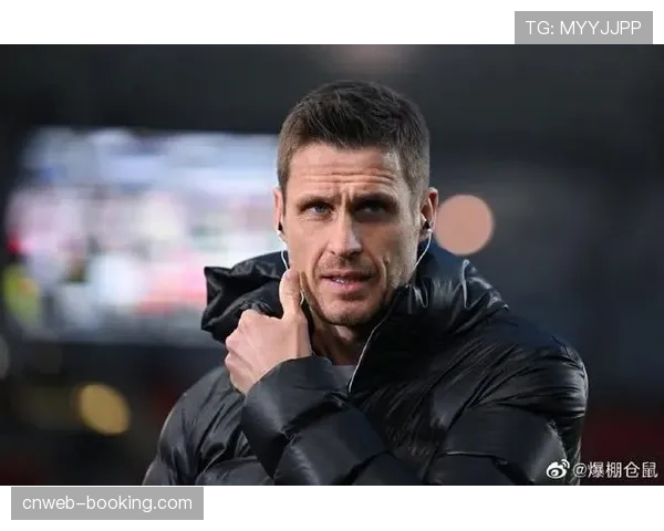 更衣室内部视角：波鸿绝杀后，教练组与球员的紧急战术会议